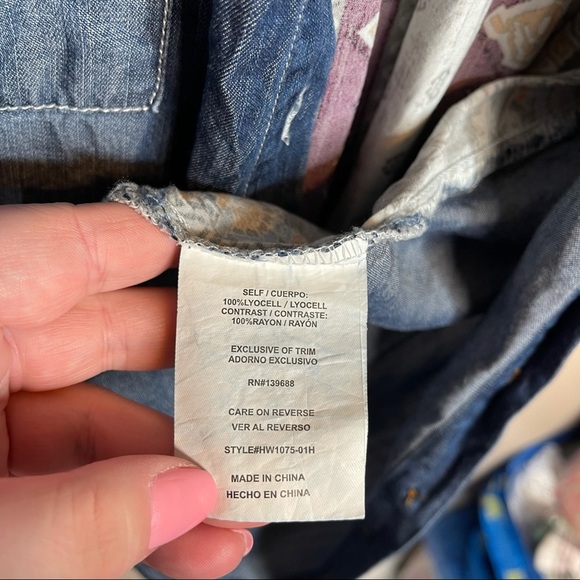 Coco + Jameson Printed Panel Back Chambray Button Up Shirt Size Large - Picture 6 of 7